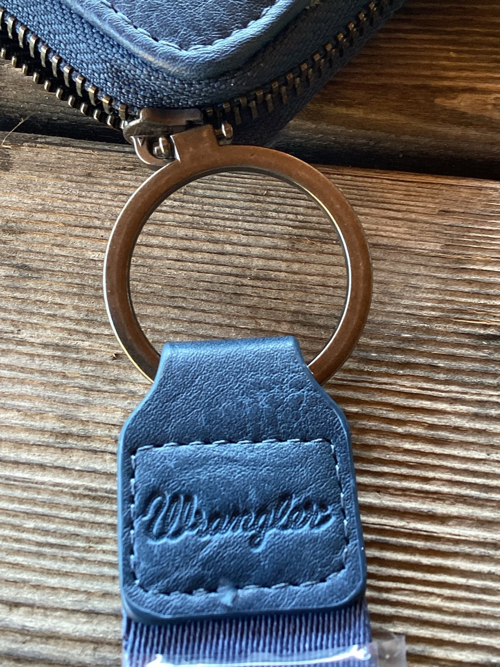 Wrangler Southwest Wallet with Textured Fabric and Leather Look - Picture 4 of 7